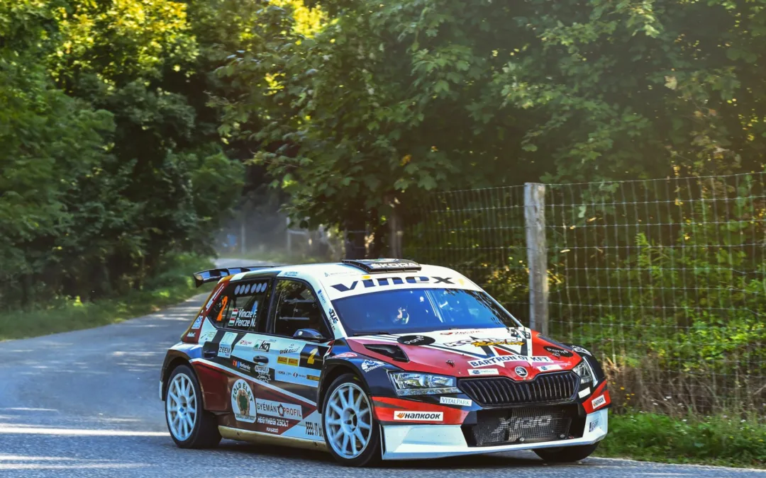 Csomós Miklósék vezetnek a WHB Győr Rallyn, Vinczéék két szakaszra a bajnoki címtől.